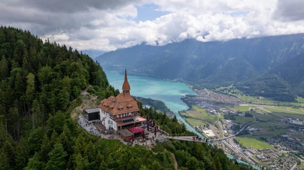 Hochzeitslocation besichtigen: Die Checkliste mit allen Fragen 1 Breathtaking aerial view of Harder Kulm restaurant with Lake Brienz and mountains in Interlaken, Switzerland.